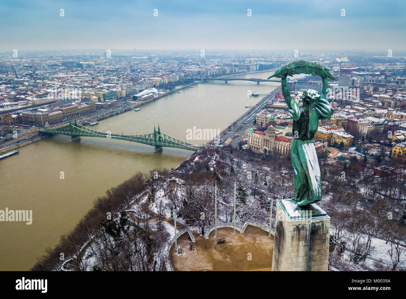 Budapest, Ungheria - Aerial vista panoramica della snowy Budapest con la Statua della Libertà, il Ponte della Libertà e dal fiume Danubio a sfondo preso da Gelle Foto Stock