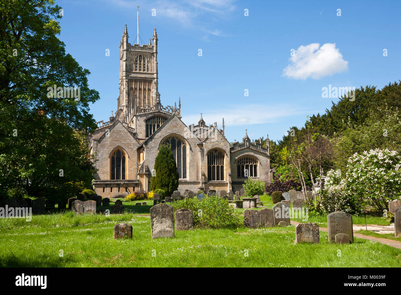 La storica chiesa abbaziale e sagrato a Cirencester in Cotswolds, Gloucestershire, Regno Unito Foto Stock