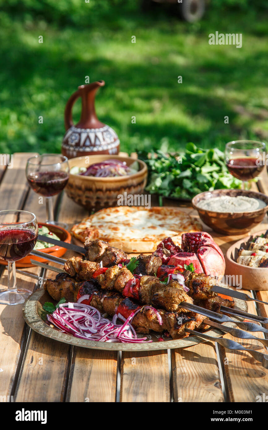 Porzione di spiedini georgiano cucina nazionale concetto. Al di fuori delle parti. Foto Stock