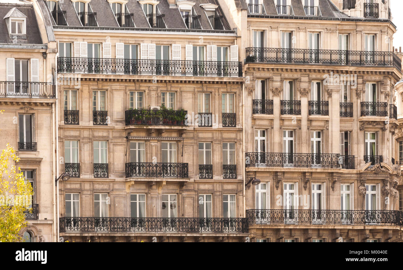 Un stile Haussmann edificio nero con ringhiere in ferro battuto sui balconi in Parigi Francia. Foto Stock
