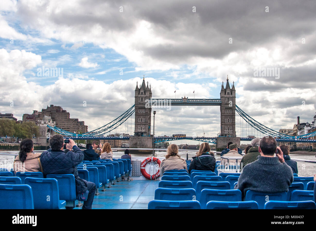 I turisti in una gita in barca sul fiume Tamigi a Londra Inghilterra. Foto Stock