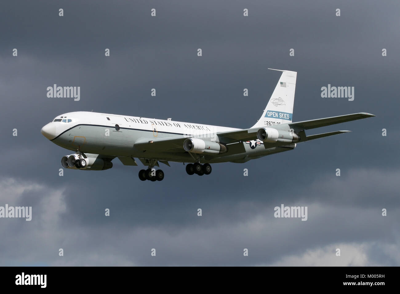 Sbarco nella storia del cielo, uno dei due convertiti OC-135's azionato dalla forza aerea degli Stati Uniti per i Cieli Aperti trattato arriva a Mildenhall. Foto Stock