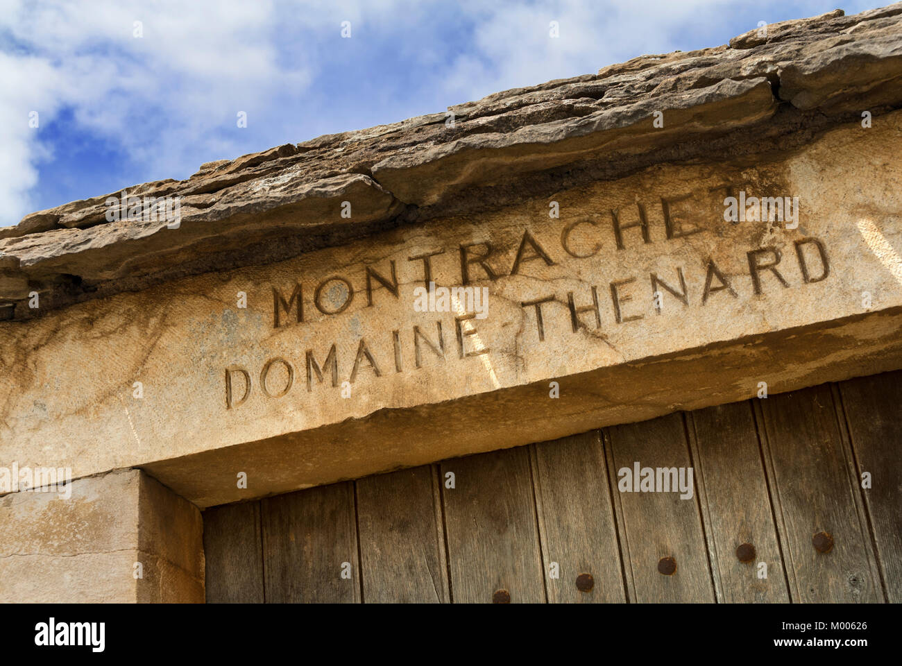 Grand Montrachet Le Montrachet vigneto arco in pietra ingresso Domaine Baron Thenard pacco di ottimi vigneti di Chardonnay Chassagne Montrachet Borgogna Francia Foto Stock