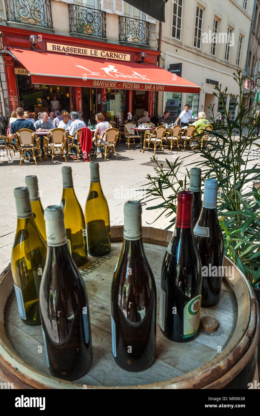 BEAUNE ristorante Alfresco Bar Brasserie Le Carnot nel centro di Beaune osservata attraverso la visualizzazione di Borgogna degustazione di vino Bottiglie Cote d'Or Borgogna Francia Foto Stock