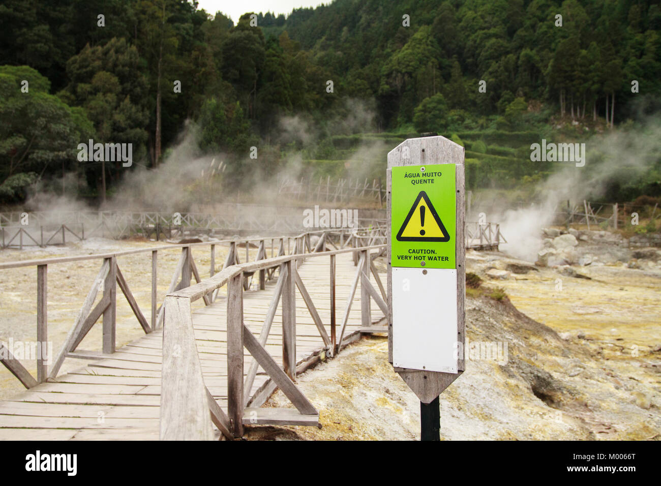 Acqua calda segno di attenzione al Caldeiras a Fumarolas da Lagoa das Furnas a Sao Miguel, Azzorre, Portogallo Foto Stock