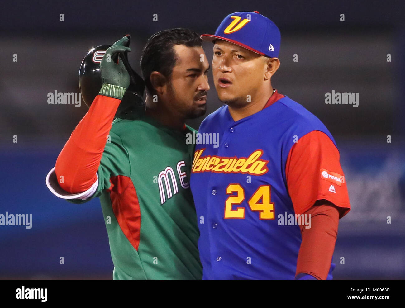 Adrian Gonzalez e Miguel Cabrera de Venezuela , duranti el World Baseball Classic en estadio Charros de Jalisco en Guadalajara, Jalisco, Messico. Marzo 10, 2017. (Foto/Luis Gutierrez) Aspetti prima di Puerto Rico, per la partita contro il Venezuela durante il World Baseball Classic con Charros de lo Stadio Jalisco di Guadalajara, Jalisco, Messico. Marzo 10, 2017. (Foto/Luis Gutierrez) Foto Stock