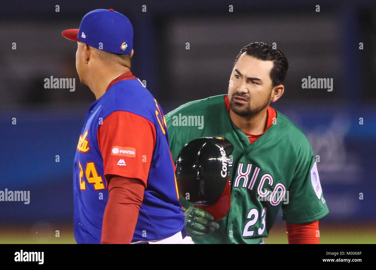 Adrian Gonzalez e Miguel Cabrera de Venezuela , duranti el World Baseball Classic en estadio Charros de Jalisco en Guadalajara, Jalisco, Messico. Marzo 10, 2017. (Foto/Luis Gutierrez) Aspetti prima di Puerto Rico, per la partita contro il Venezuela durante il World Baseball Classic con Charros de lo Stadio Jalisco di Guadalajara, Jalisco, Messico. Marzo 10, 2017. (Foto/Luis Gutierrez) Foto Stock