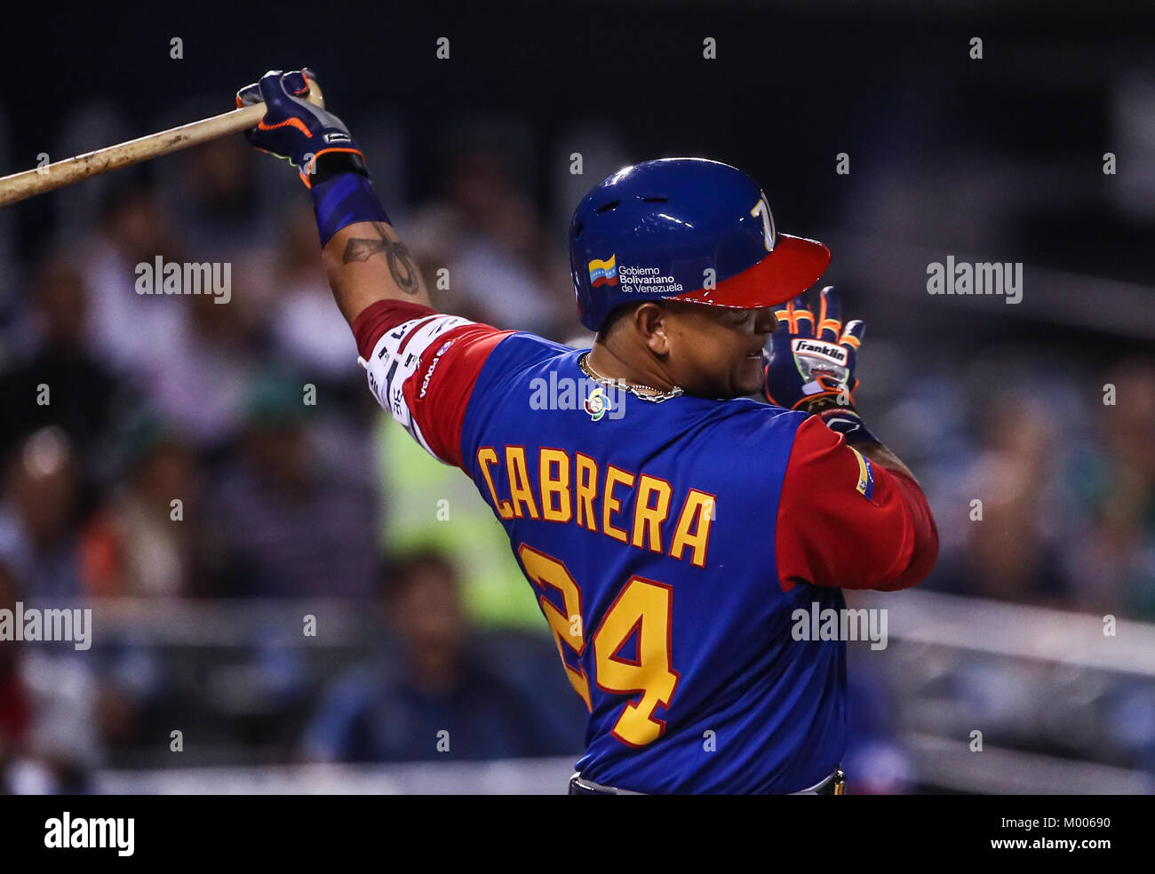 Miguel Cabrera de Venezuela en su primer turno al bat del primer inning es puesto, duranti el World Baseball Classic en estadio Charros de Jalisco en Guadalajara, Jalisco, Messico. Marzo 10, 2017. (Foto/Luis Gutierrez) Aspetti prima di Puerto Rico, per la partita contro il Venezuela durante il World Baseball Classic con Charros de lo Stadio Jalisco di Guadalajara, Jalisco, Messico. Marzo 10, 2017. (Foto/Luis Gutierrez) Foto Stock