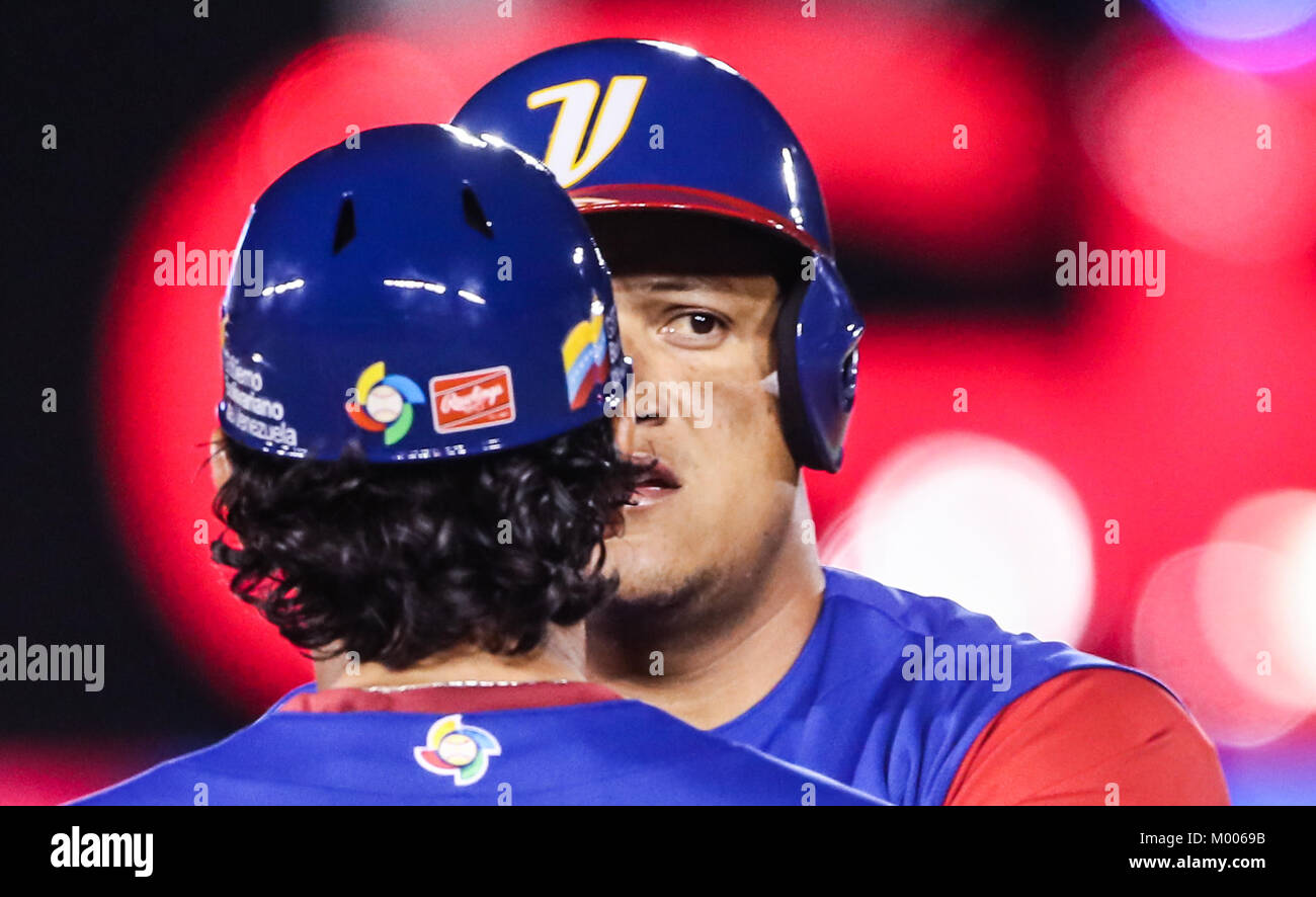Miguel Cabrera de Venezuela en su primer turno al bat del primer inning es puesto, duranti el World Baseball Classic en estadio Charros de Jalisco en Guadalajara, Jalisco, Messico. Marzo 10, 2017. (Foto/Luis Gutierrez) Aspetti prima di Puerto Rico, per la partita contro il Venezuela durante il World Baseball Classic con Charros de lo Stadio Jalisco di Guadalajara, Jalisco, Messico. Marzo 10, 2017. (Foto/Luis Gutierrez) Foto Stock