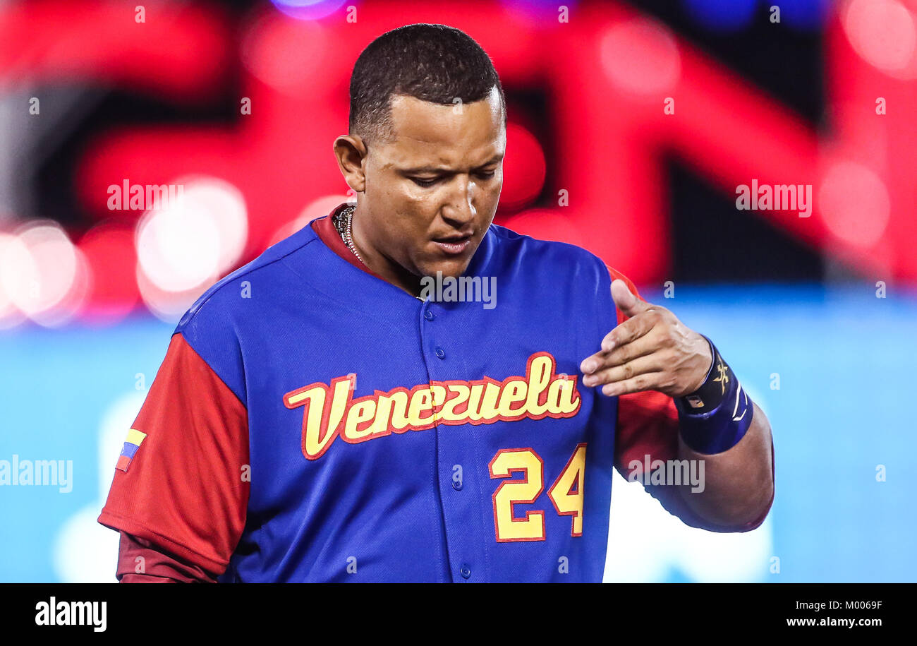 Miguel Cabrera de Venezuela en su primer turno al bat del primer inning es puesto, duranti el World Baseball Classic en estadio Charros de Jalisco en Guadalajara, Jalisco, Messico. Marzo 10, 2017. (Foto/Luis Gutierrez) Aspetti prima di Puerto Rico, per la partita contro il Venezuela durante il World Baseball Classic con Charros de lo Stadio Jalisco di Guadalajara, Jalisco, Messico. Marzo 10, 2017. (Foto/Luis Gutierrez) Foto Stock