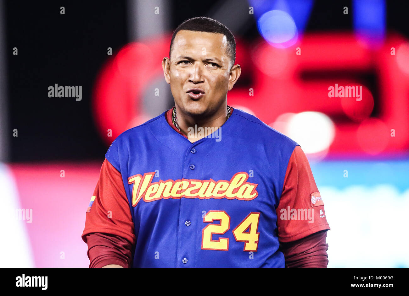 Miguel Cabrera de Venezuela en su primer turno al bat del primer inning es puesto, duranti el World Baseball Classic en estadio Charros de Jalisco en Guadalajara, Jalisco, Messico. Marzo 10, 2017. (Foto/Luis Gutierrez) Aspetti prima di Puerto Rico, per la partita contro il Venezuela durante il World Baseball Classic con Charros de lo Stadio Jalisco di Guadalajara, Jalisco, Messico. Marzo 10, 2017. (Foto/Luis Gutierrez) Foto Stock