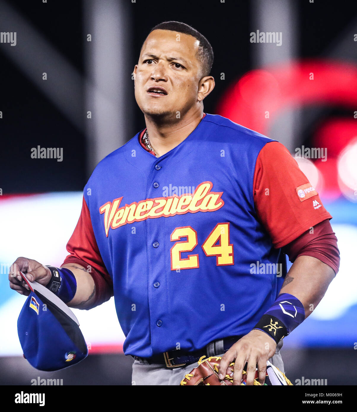 Miguel Cabrera de Venezuela en su primer turno al bat del primer inning es puesto, duranti el World Baseball Classic en estadio Charros de Jalisco en Guadalajara, Jalisco, Messico. Marzo 10, 2017. (Foto/Luis Gutierrez) Aspetti prima di Puerto Rico, per la partita contro il Venezuela durante il World Baseball Classic con Charros de lo Stadio Jalisco di Guadalajara, Jalisco, Messico. Marzo 10, 2017. (Foto/Luis Gutierrez) Foto Stock