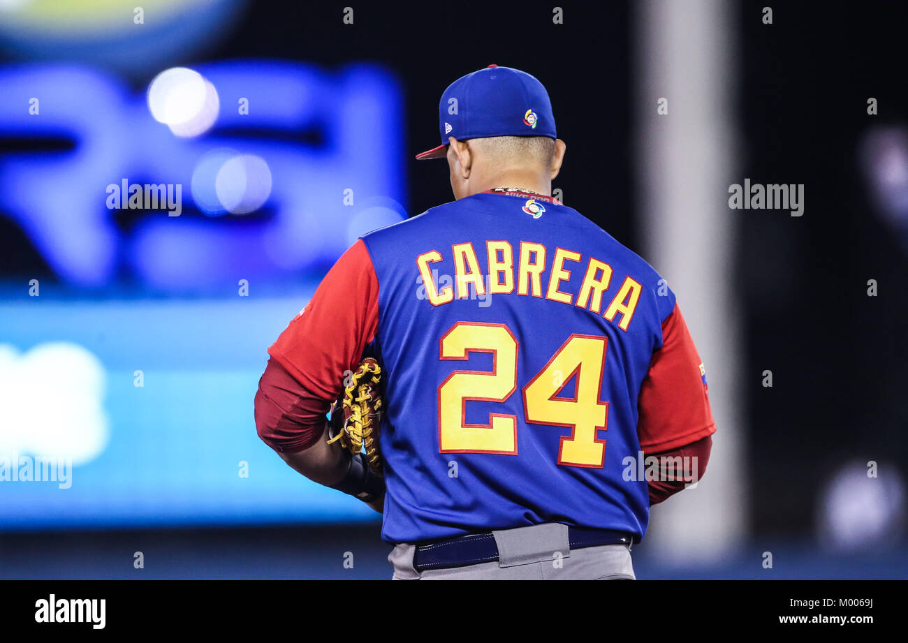Miguel Cabrera de Venezuela en su primer turno al bat del primer inning es puesto, duranti el World Baseball Classic en estadio Charros de Jalisco en Guadalajara, Jalisco, Messico. Marzo 10, 2017. (Foto/Luis Gutierrez) Aspetti prima di Puerto Rico, per la partita contro il Venezuela durante il World Baseball Classic con Charros de lo Stadio Jalisco di Guadalajara, Jalisco, Messico. Marzo 10, 2017. (Foto/Luis Gutierrez) Foto Stock