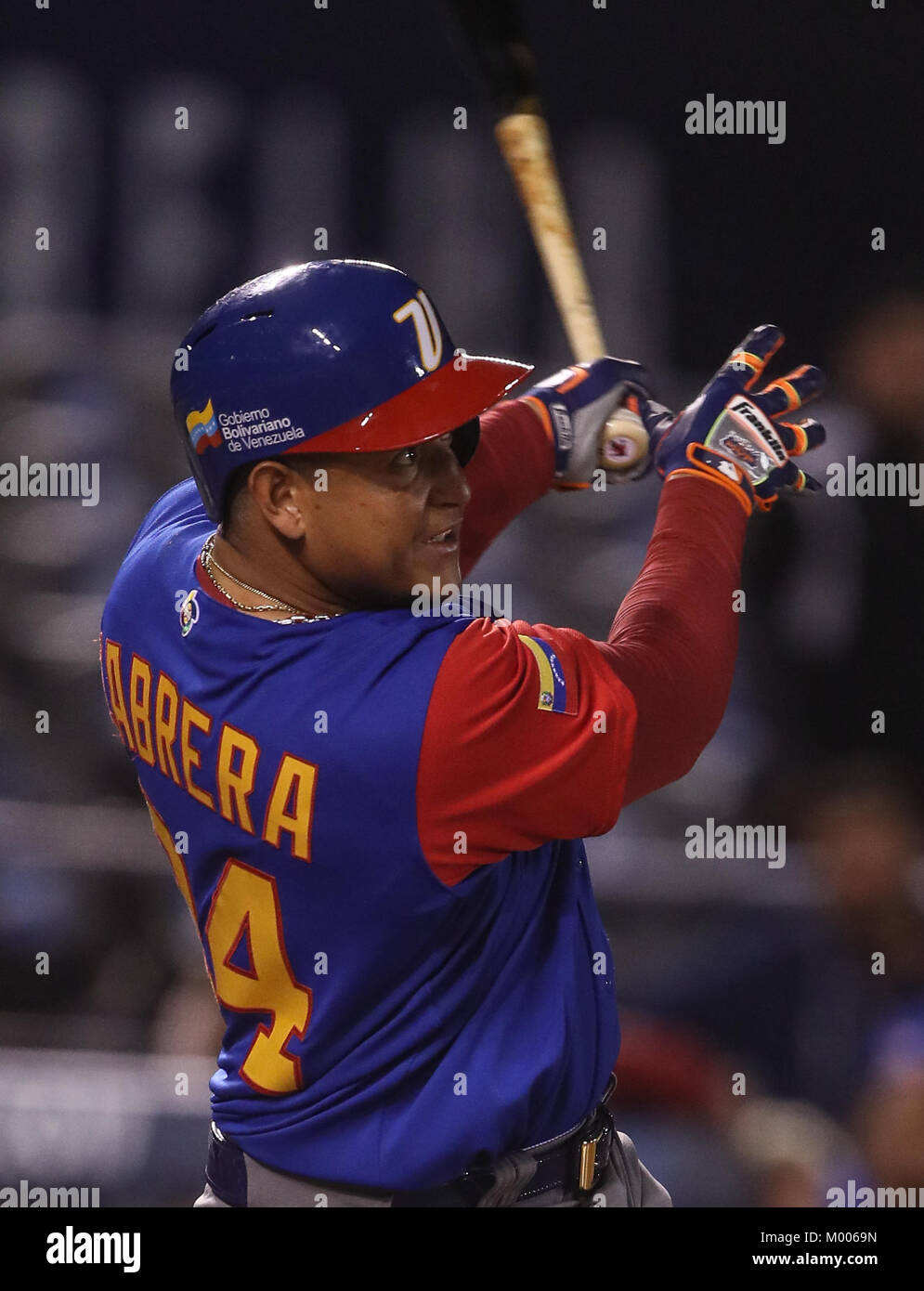 Miguel Cabrera de Venezuela en su primer turno al bat del primer inning es puesto, duranti el World Baseball Classic en estadio Charros de Jalisco en Guadalajara, Jalisco, Messico. Marzo 10, 2017. (Foto/Luis Gutierrez) Aspetti prima di Puerto Rico, per la partita contro il Venezuela durante il World Baseball Classic con Charros de lo Stadio Jalisco di Guadalajara, Jalisco, Messico. Marzo 10, 2017. (Foto/Luis Gutierrez) Foto Stock
