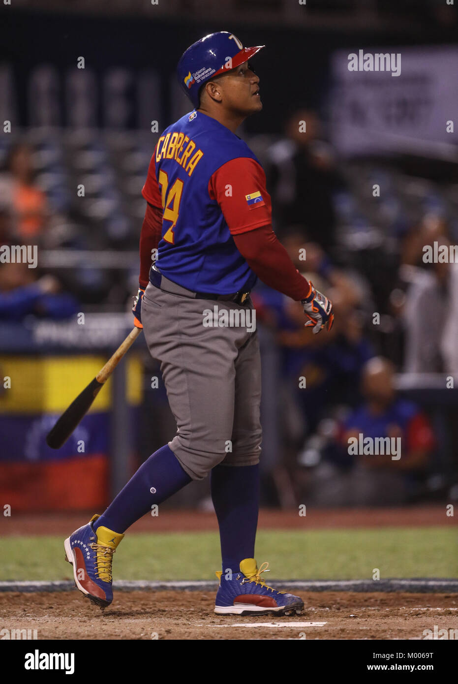 Miguel Cabrera de Venezuela en su primer turno al bat del primer inning es puesto, duranti el World Baseball Classic en estadio Charros de Jalisco en Guadalajara, Jalisco, Messico. Marzo 10, 2017. (Foto/Luis Gutierrez) Aspetti prima di Puerto Rico, per la partita contro il Venezuela durante il World Baseball Classic con Charros de lo Stadio Jalisco di Guadalajara, Jalisco, Messico. Marzo 10, 2017. (Foto/Luis Gutierrez) Foto Stock