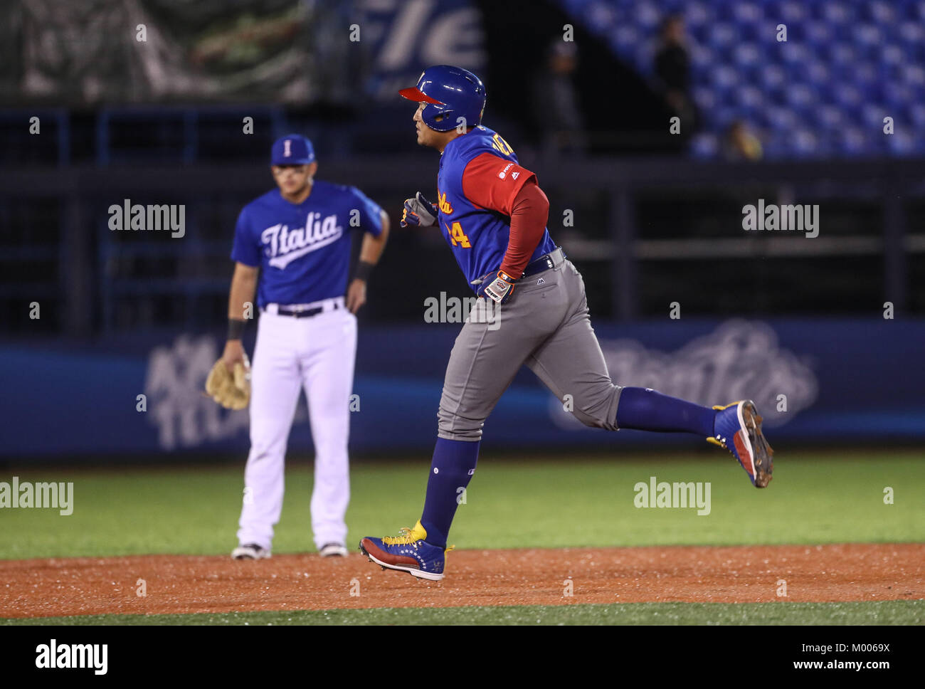 Miguel Cabrera de Venezuela en su primer turno al bat del primer inning es puesto, duranti el World Baseball Classic en estadio Charros de Jalisco en Guadalajara, Jalisco, Messico. Marzo 10, 2017. (Foto/Luis Gutierrez) Aspetti prima di Puerto Rico, per la partita contro il Venezuela durante il World Baseball Classic con Charros de lo Stadio Jalisco di Guadalajara, Jalisco, Messico. Marzo 10, 2017. (Foto/Luis Gutierrez) Foto Stock