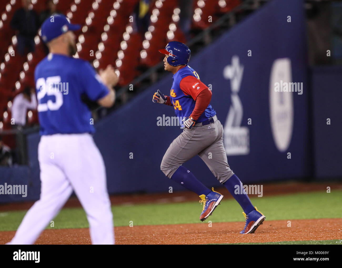 Miguel Cabrera de Venezuela en su primer turno al bat del primer inning es puesto, duranti el World Baseball Classic en estadio Charros de Jalisco en Guadalajara, Jalisco, Messico. Marzo 10, 2017. (Foto/Luis Gutierrez) Aspetti prima di Puerto Rico, per la partita contro il Venezuela durante il World Baseball Classic con Charros de lo Stadio Jalisco di Guadalajara, Jalisco, Messico. Marzo 10, 2017. (Foto/Luis Gutierrez) Foto Stock