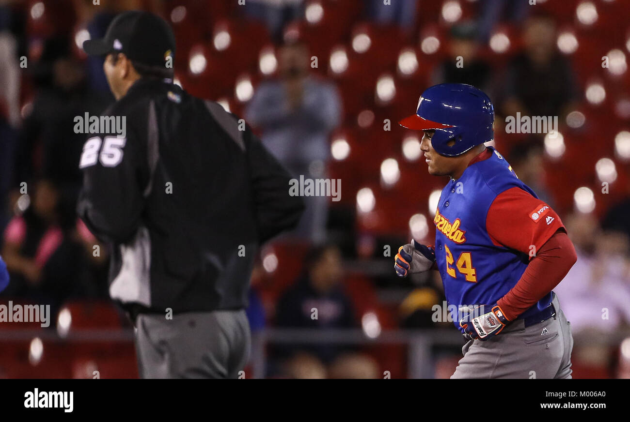 Miguel Cabrera de Venezuela en su primer turno al bat del primer inning es puesto, duranti el World Baseball Classic en estadio Charros de Jalisco en Guadalajara, Jalisco, Messico. Marzo 10, 2017. (Foto/Luis Gutierrez) Aspetti prima di Puerto Rico, per la partita contro il Venezuela durante il World Baseball Classic con Charros de lo Stadio Jalisco di Guadalajara, Jalisco, Messico. Marzo 10, 2017. (Foto/Luis Gutierrez) Foto Stock