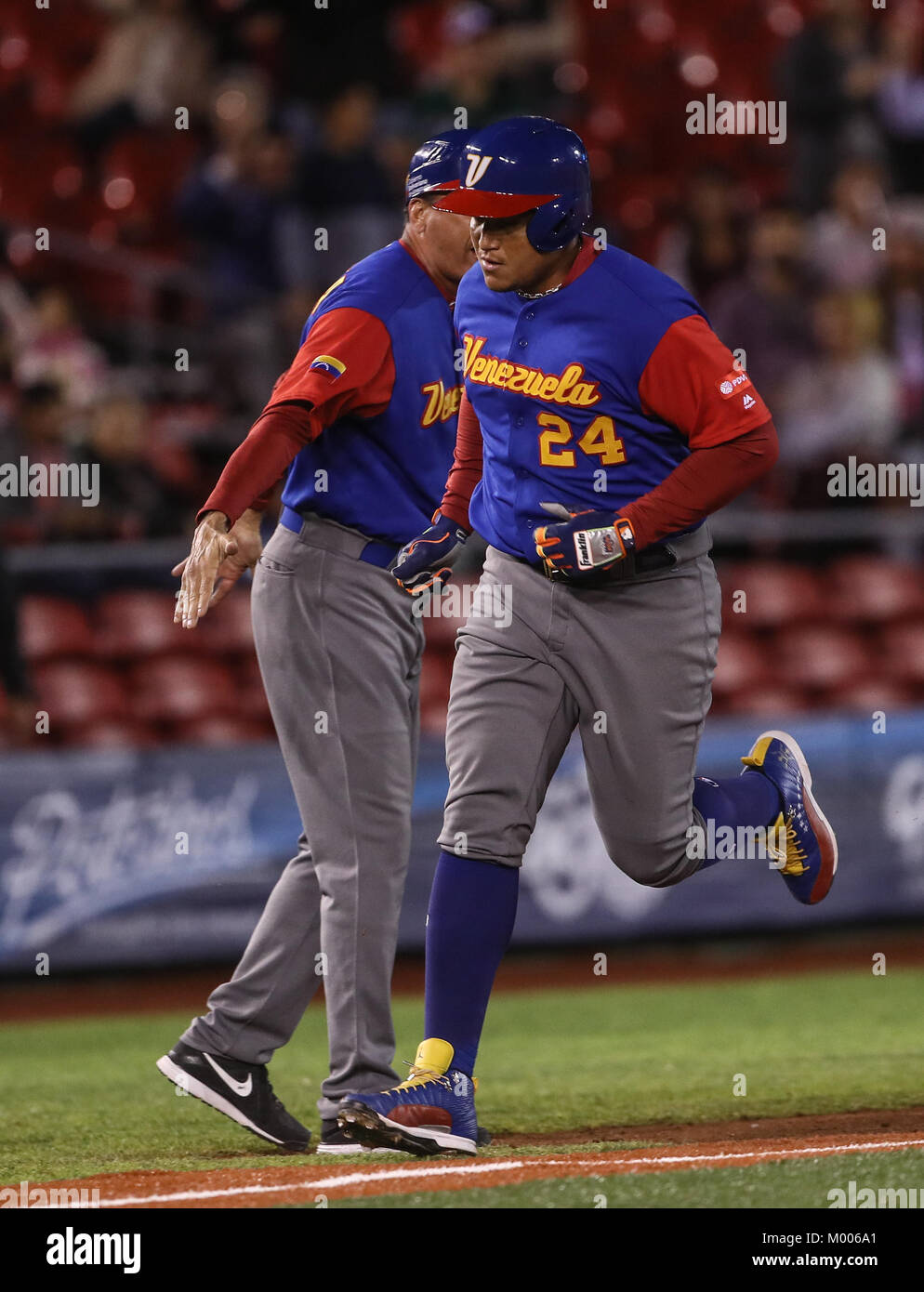 Miguel Cabrera de Venezuela en su primer turno al bat del primer inning es puesto, duranti el World Baseball Classic en estadio Charros de Jalisco en Guadalajara, Jalisco, Messico. Marzo 10, 2017. (Foto/Luis Gutierrez) Aspetti prima di Puerto Rico, per la partita contro il Venezuela durante il World Baseball Classic con Charros de lo Stadio Jalisco di Guadalajara, Jalisco, Messico. Marzo 10, 2017. (Foto/Luis Gutierrez) Foto Stock