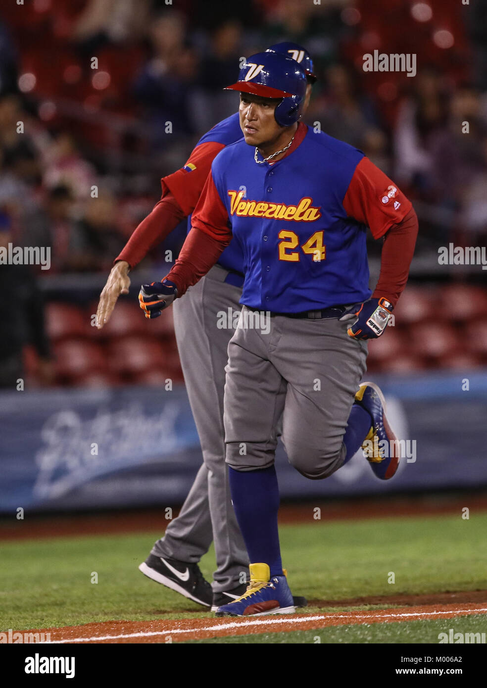 Miguel Cabrera de Venezuela en su primer turno al bat del primer inning es puesto, duranti el World Baseball Classic en estadio Charros de Jalisco en Guadalajara, Jalisco, Messico. Marzo 10, 2017. (Foto/Luis Gutierrez) Aspetti prima di Puerto Rico, per la partita contro il Venezuela durante il World Baseball Classic con Charros de lo Stadio Jalisco di Guadalajara, Jalisco, Messico. Marzo 10, 2017. (Foto/Luis Gutierrez) Foto Stock