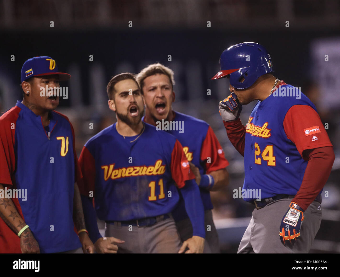 Miguel Cabrera de Venezuela en su primer turno al bat del primer inning es puesto, duranti el World Baseball Classic en estadio Charros de Jalisco en Guadalajara, Jalisco, Messico. Marzo 10, 2017. (Foto/Luis Gutierrez) Aspetti prima di Puerto Rico, per la partita contro il Venezuela durante il World Baseball Classic con Charros de lo Stadio Jalisco di Guadalajara, Jalisco, Messico. Marzo 10, 2017. (Foto/Luis Gutierrez) Foto Stock