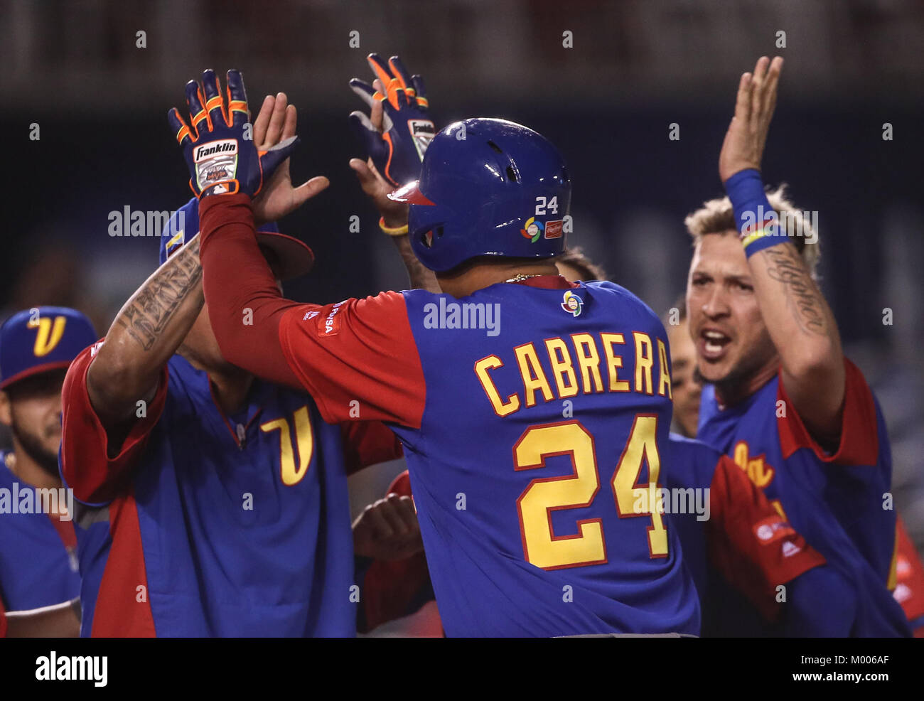 Miguel Cabrera de Venezuela en su primer turno al bat del primer inning es puesto, duranti el World Baseball Classic en estadio Charros de Jalisco en Guadalajara, Jalisco, Messico. Marzo 10, 2017. (Foto/Luis Gutierrez) Aspetti prima di Puerto Rico, per la partita contro il Venezuela durante il World Baseball Classic con Charros de lo Stadio Jalisco di Guadalajara, Jalisco, Messico. Marzo 10, 2017. (Foto/Luis Gutierrez) Foto Stock