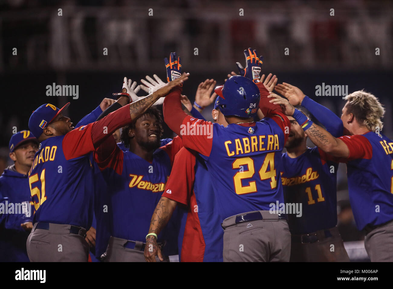Miguel Cabrera de Venezuela en su primer turno al bat del primer inning es puesto, duranti el World Baseball Classic en estadio Charros de Jalisco en Guadalajara, Jalisco, Messico. Marzo 10, 2017. (Foto/Luis Gutierrez) Aspetti prima di Puerto Rico, per la partita contro il Venezuela durante il World Baseball Classic con Charros de lo Stadio Jalisco di Guadalajara, Jalisco, Messico. Marzo 10, 2017. (Foto/Luis Gutierrez) Foto Stock