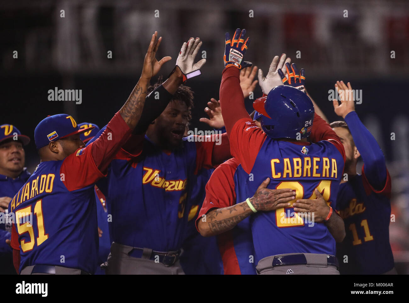 Miguel Cabrera de Venezuela en su primer turno al bat del primer inning es puesto, duranti el World Baseball Classic en estadio Charros de Jalisco en Guadalajara, Jalisco, Messico. Marzo 10, 2017. (Foto/Luis Gutierrez) Aspetti prima di Puerto Rico, per la partita contro il Venezuela durante il World Baseball Classic con Charros de lo Stadio Jalisco di Guadalajara, Jalisco, Messico. Marzo 10, 2017. (Foto/Luis Gutierrez) Foto Stock
