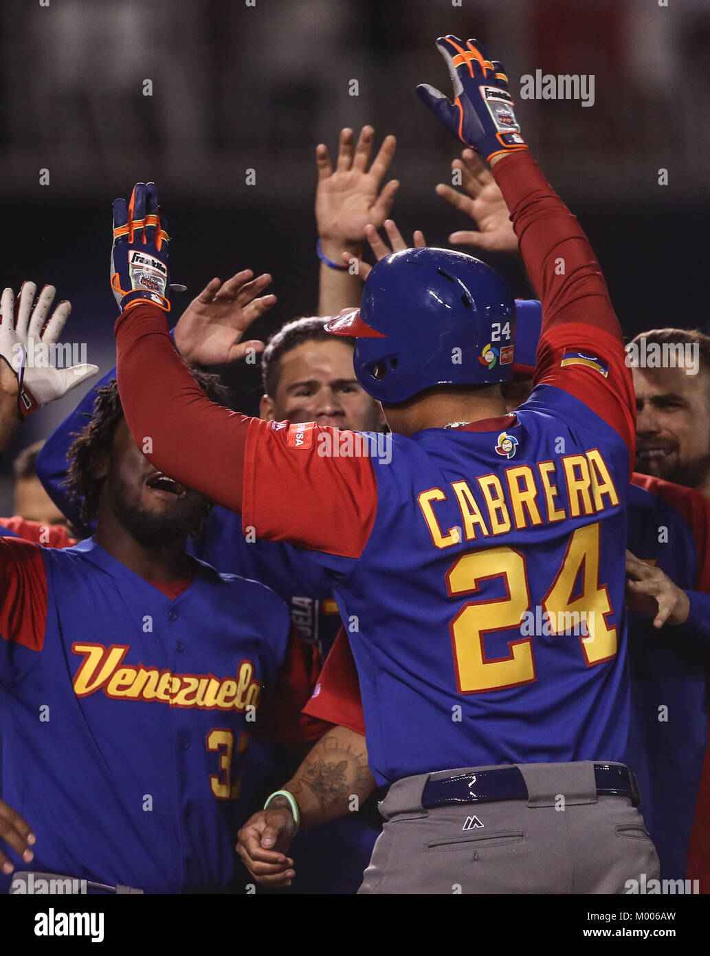 Miguel Cabrera de Venezuela en su primer turno al bat del primer inning es puesto, duranti el World Baseball Classic en estadio Charros de Jalisco en Guadalajara, Jalisco, Messico. Marzo 10, 2017. (Foto/Luis Gutierrez) Aspetti prima di Puerto Rico, per la partita contro il Venezuela durante il World Baseball Classic con Charros de lo Stadio Jalisco di Guadalajara, Jalisco, Messico. Marzo 10, 2017. (Foto/Luis Gutierrez) Foto Stock