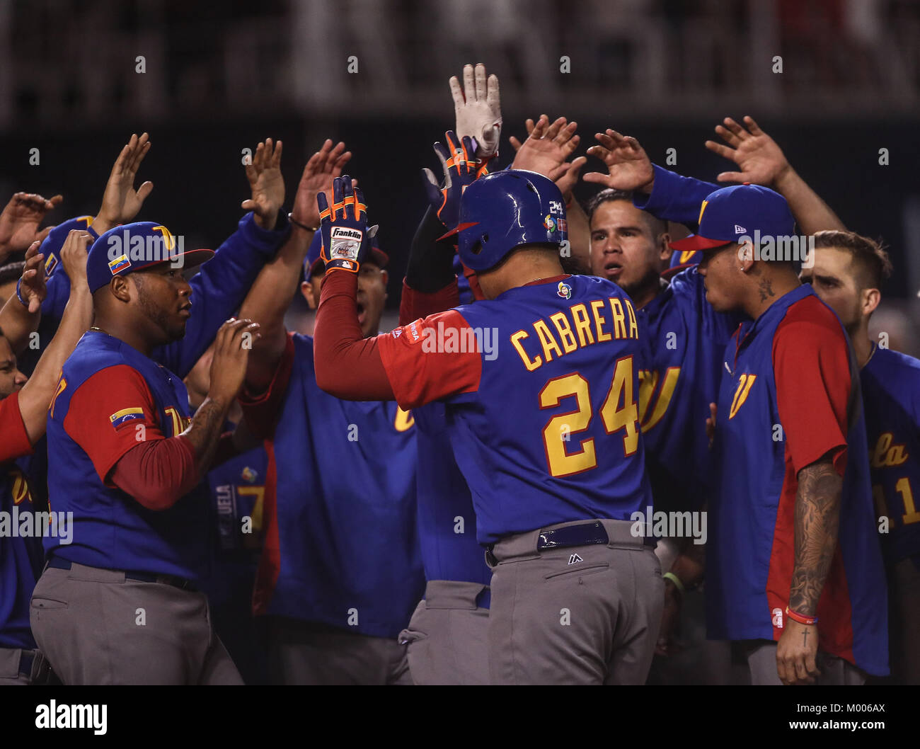 Miguel Cabrera de Venezuela en su primer turno al bat del primer inning es puesto, duranti el World Baseball Classic en estadio Charros de Jalisco en Guadalajara, Jalisco, Messico. Marzo 10, 2017. (Foto/Luis Gutierrez) Aspetti prima di Puerto Rico, per la partita contro il Venezuela durante il World Baseball Classic con Charros de lo Stadio Jalisco di Guadalajara, Jalisco, Messico. Marzo 10, 2017. (Foto/Luis Gutierrez) Foto Stock