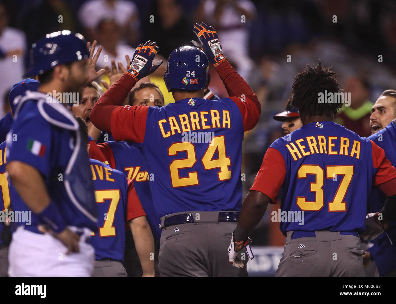 Miguel Cabrera de Venezuela en su primer turno al bat del primer inning es puesto, duranti el World Baseball Classic en estadio Charros de Jalisco en Guadalajara, Jalisco, Messico. Marzo 10, 2017. (Foto/Luis Gutierrez) Aspetti prima di Puerto Rico, per la partita contro il Venezuela durante il World Baseball Classic con Charros de lo Stadio Jalisco di Guadalajara, Jalisco, Messico. Marzo 10, 2017. (Foto/Luis Gutierrez) Foto Stock
