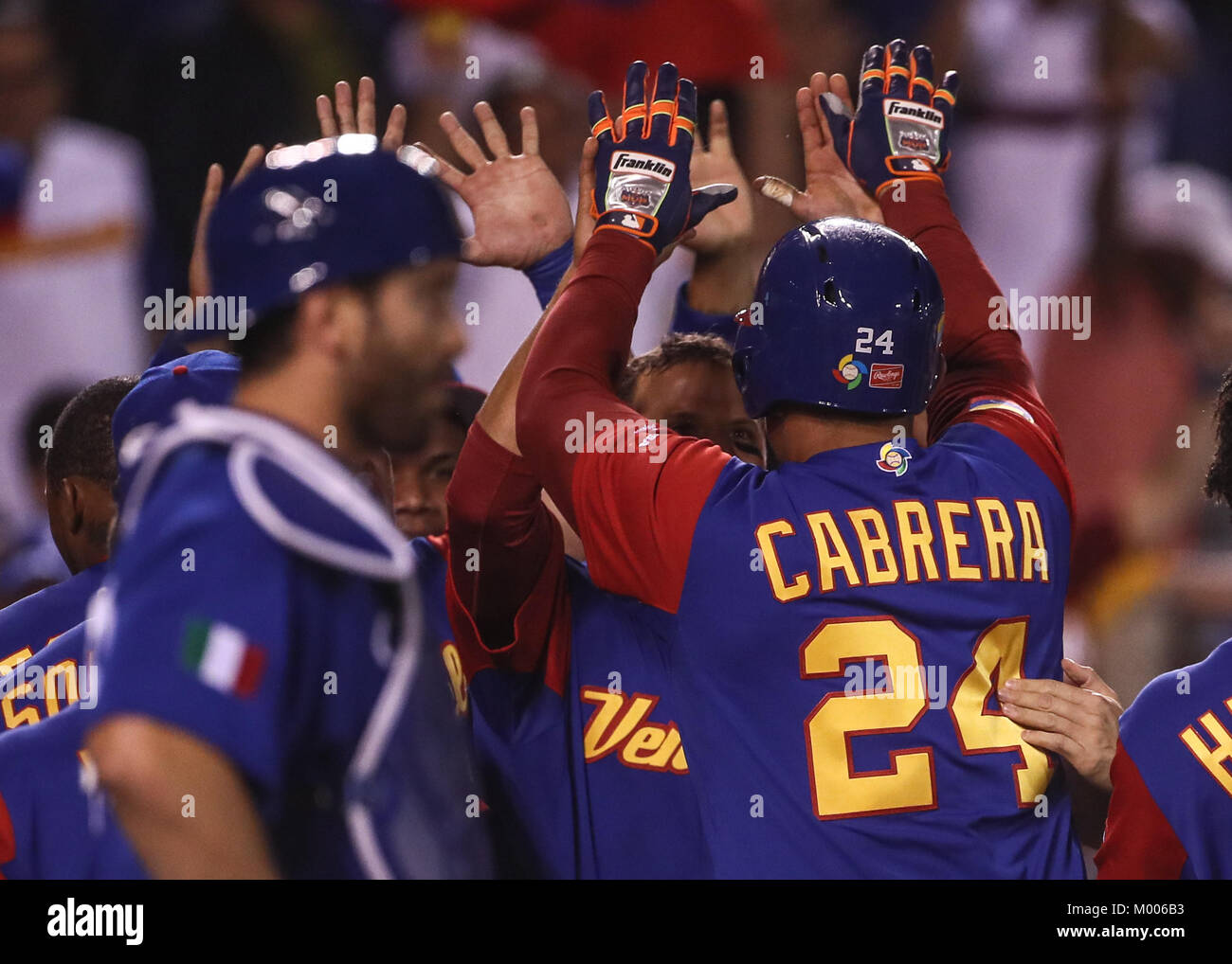 Miguel Cabrera de Venezuela en su primer turno al bat del primer inning es puesto, duranti el World Baseball Classic en estadio Charros de Jalisco en Guadalajara, Jalisco, Messico. Marzo 10, 2017. (Foto/Luis Gutierrez) Aspetti prima di Puerto Rico, per la partita contro il Venezuela durante il World Baseball Classic con Charros de lo Stadio Jalisco di Guadalajara, Jalisco, Messico. Marzo 10, 2017. (Foto/Luis Gutierrez) Foto Stock
