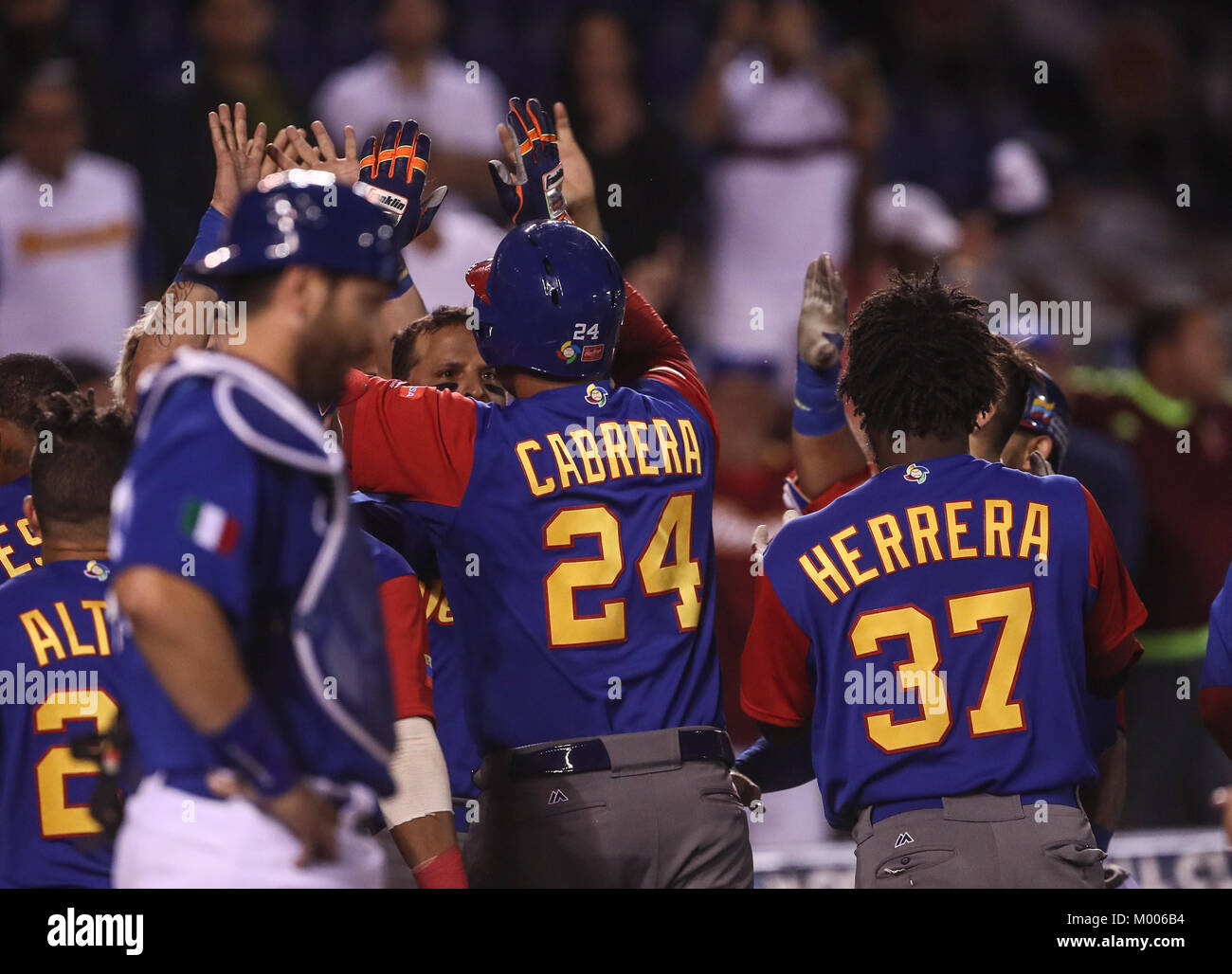 Miguel Cabrera de Venezuela en su primer turno al bat del primer inning es puesto, duranti el World Baseball Classic en estadio Charros de Jalisco en Guadalajara, Jalisco, Messico. Marzo 10, 2017. (Foto/Luis Gutierrez) Aspetti prima di Puerto Rico, per la partita contro il Venezuela durante il World Baseball Classic con Charros de lo Stadio Jalisco di Guadalajara, Jalisco, Messico. Marzo 10, 2017. (Foto/Luis Gutierrez) Foto Stock