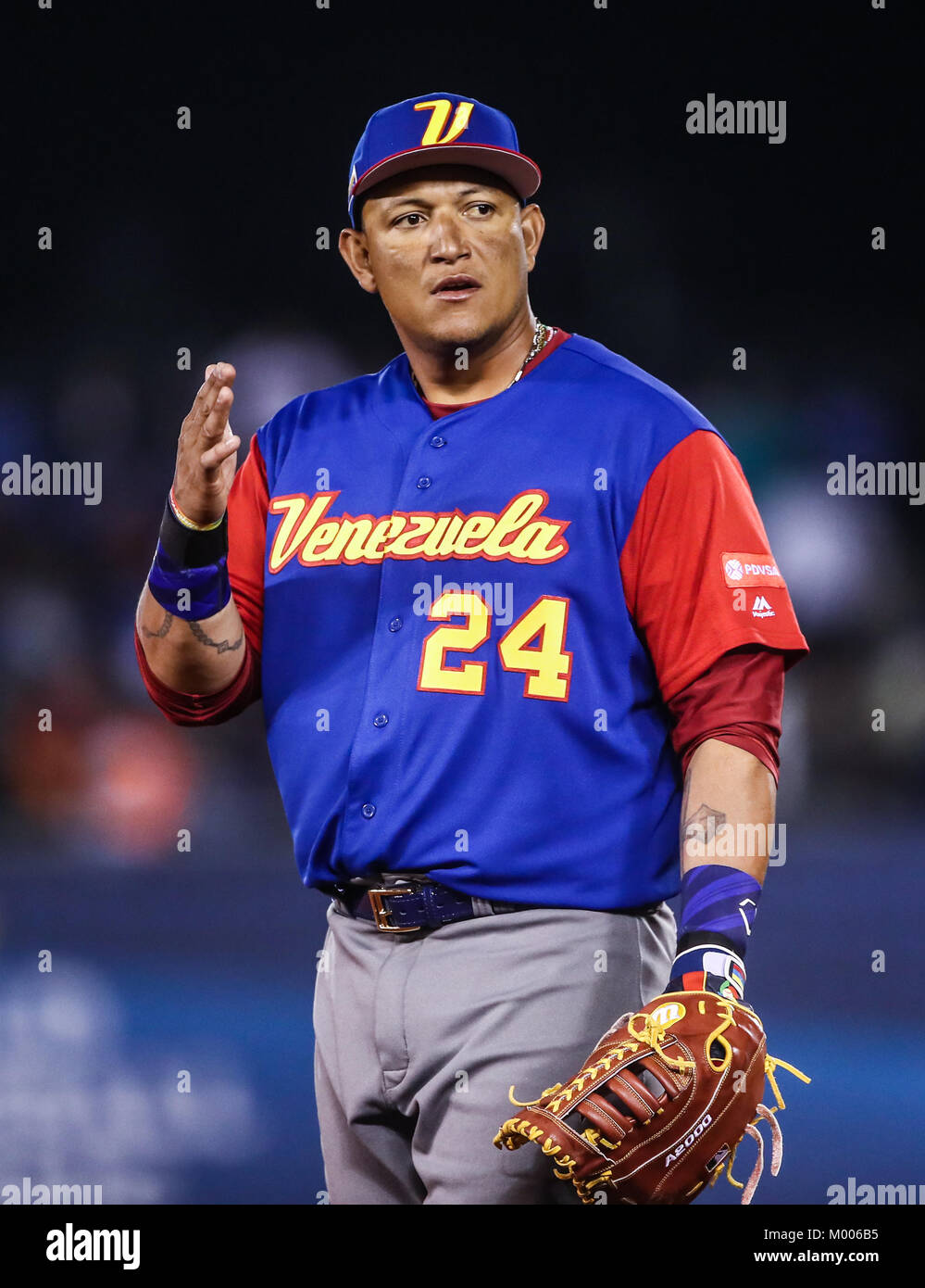 Miguel Cabrera de Venezuela en su primer turno al bat del primer inning es puesto, duranti el World Baseball Classic en estadio Charros de Jalisco en Guadalajara, Jalisco, Messico. Marzo 10, 2017. (Foto/Luis Gutierrez) Aspetti prima di Puerto Rico, per la partita contro il Venezuela durante il World Baseball Classic con Charros de lo Stadio Jalisco di Guadalajara, Jalisco, Messico. Marzo 10, 2017. (Foto/Luis Gutierrez) Foto Stock