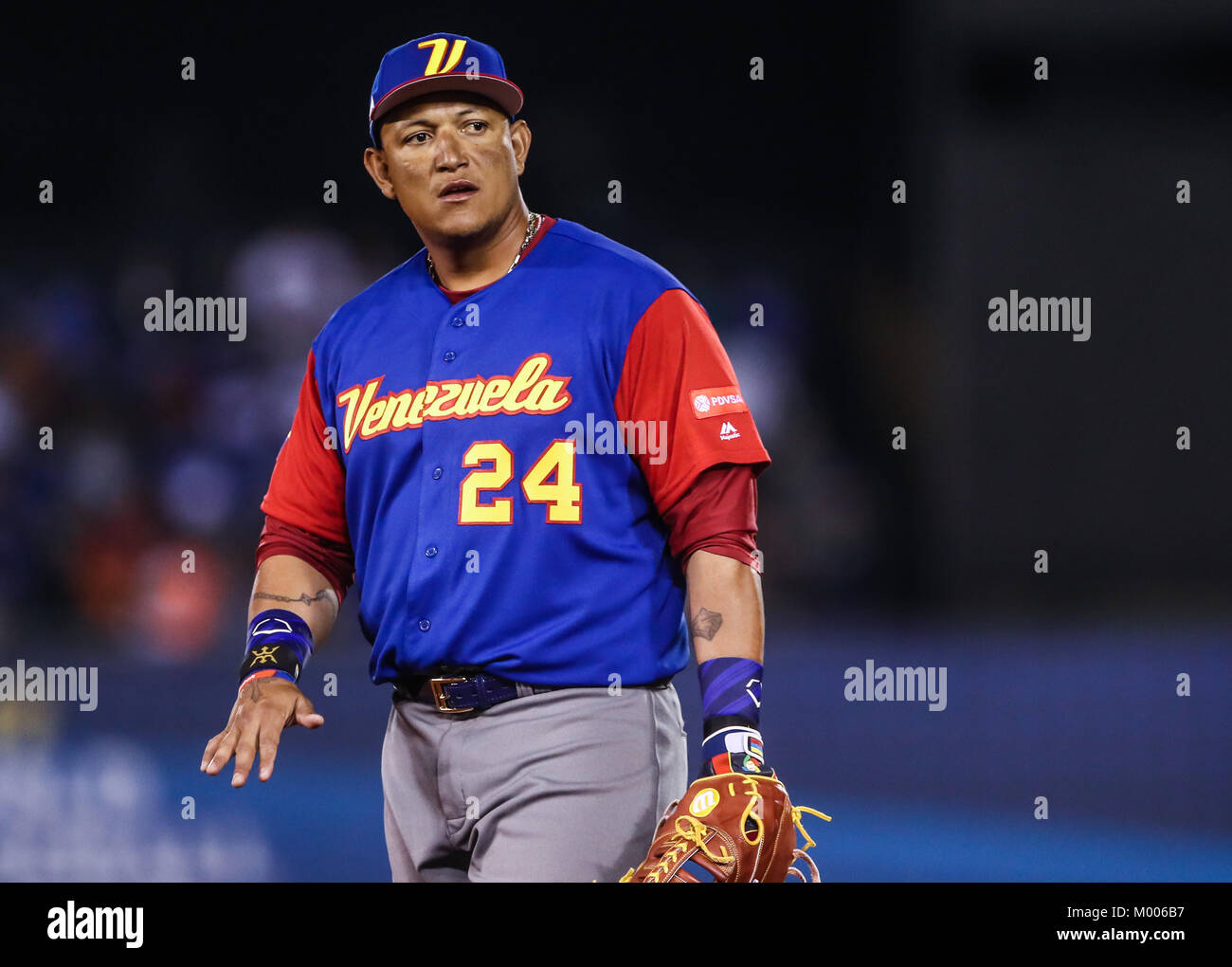 Miguel Cabrera de Venezuela en su primer turno al bat del primer inning es puesto, duranti el World Baseball Classic en estadio Charros de Jalisco en Guadalajara, Jalisco, Messico. Marzo 10, 2017. (Foto/Luis Gutierrez) Aspetti prima di Puerto Rico, per la partita contro il Venezuela durante il World Baseball Classic con Charros de lo Stadio Jalisco di Guadalajara, Jalisco, Messico. Marzo 10, 2017. (Foto/Luis Gutierrez) Foto Stock
