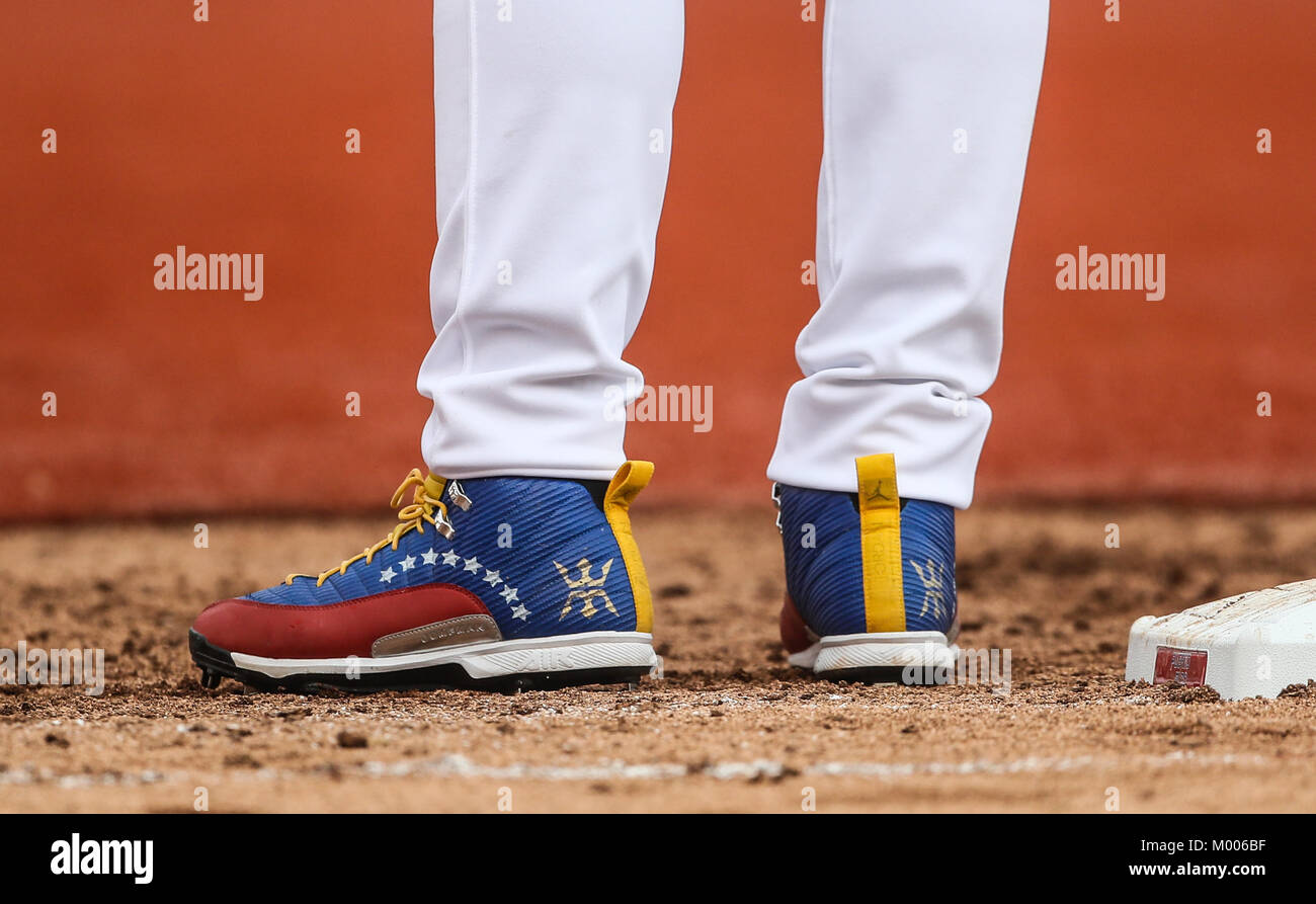 Miguel Cabrera de Venezuela en su primer turno al bat del primer inning es puesto, duranti el World Baseball Classic en estadio Charros de Jalisco en Guadalajara, Jalisco, Messico. Marzo 10, 2017. (Foto/Luis Gutierrez) Aspetti prima di Puerto Rico, per la partita contro il Venezuela durante il World Baseball Classic con Charros de lo Stadio Jalisco di Guadalajara, Jalisco, Messico. Marzo 10, 2017. (Foto/Luis Gutierrez) Foto Stock