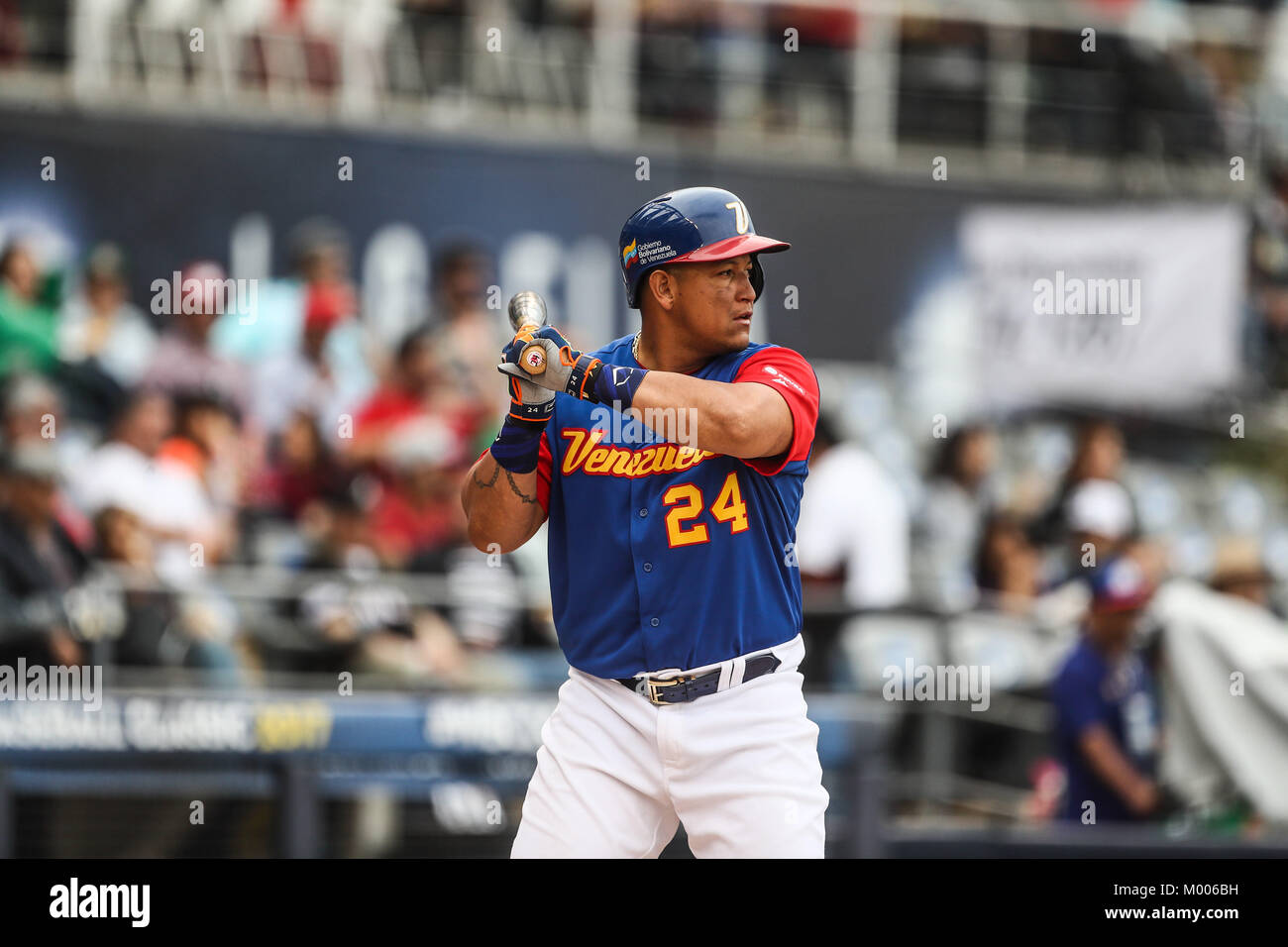 Miguel Cabrera de Venezuela en su primer turno al bat del primer inning es puesto, duranti el World Baseball Classic en estadio Charros de Jalisco en Guadalajara, Jalisco, Messico. Marzo 10, 2017. (Foto/Luis Gutierrez) Aspetti prima di Puerto Rico, per la partita contro il Venezuela durante il World Baseball Classic con Charros de lo Stadio Jalisco di Guadalajara, Jalisco, Messico. Marzo 10, 2017. (Foto/Luis Gutierrez) Foto Stock