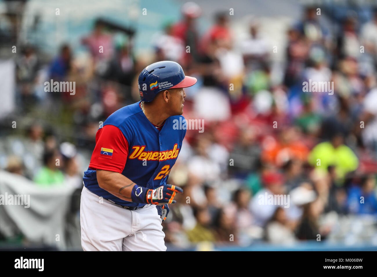 Miguel Cabrera de Venezuela en su primer turno al bat del primer inning es puesto, duranti el World Baseball Classic en estadio Charros de Jalisco en Guadalajara, Jalisco, Messico. Marzo 10, 2017. (Foto/Luis Gutierrez) Aspetti prima di Puerto Rico, per la partita contro il Venezuela durante il World Baseball Classic con Charros de lo Stadio Jalisco di Guadalajara, Jalisco, Messico. Marzo 10, 2017. (Foto/Luis Gutierrez) Foto Stock