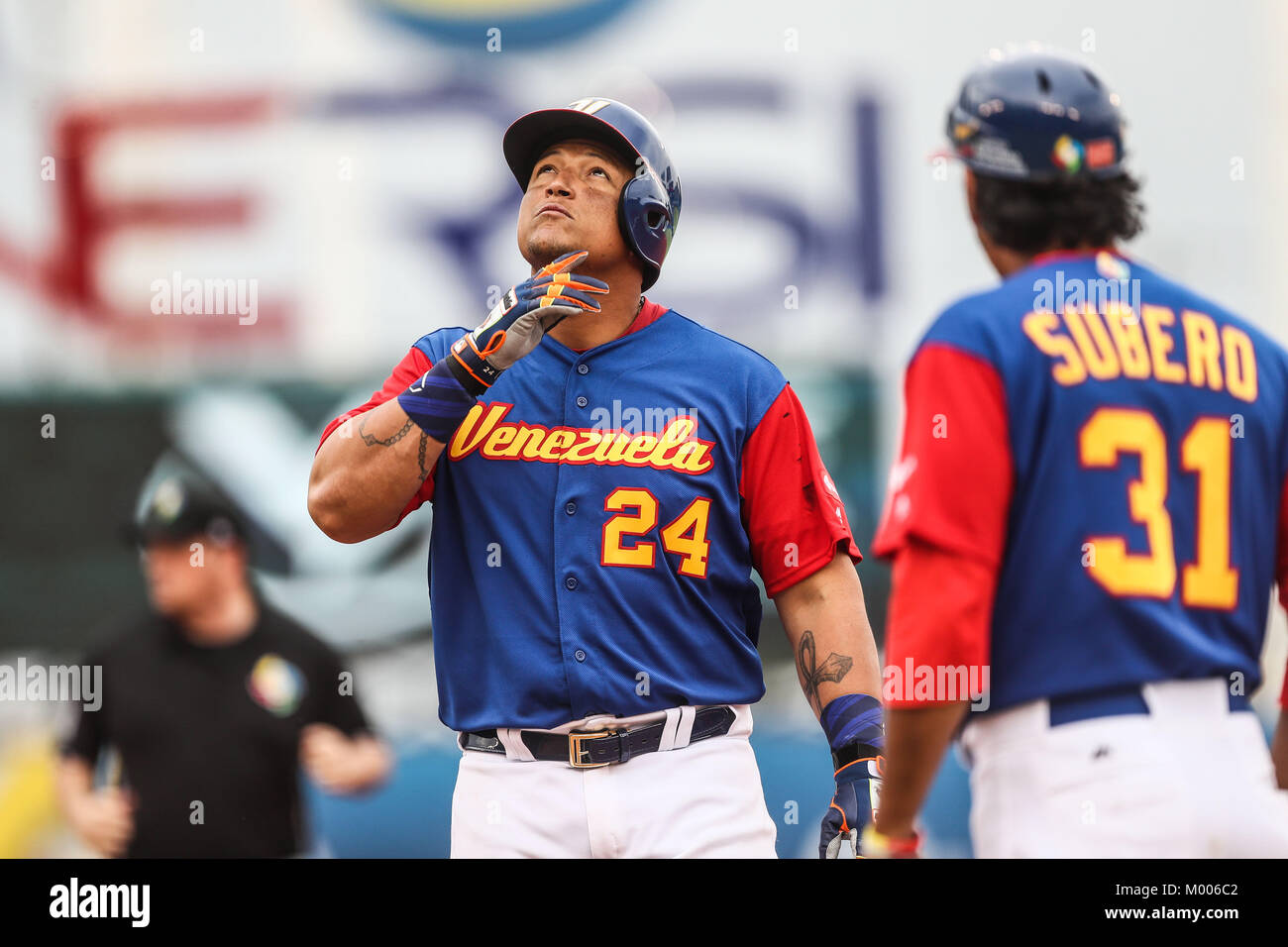 Miguel Cabrera de Venezuela en su primer turno al bat del primer inning es puesto, duranti el World Baseball Classic en estadio Charros de Jalisco en Guadalajara, Jalisco, Messico. Marzo 10, 2017. (Foto/Luis Gutierrez) Aspetti prima di Puerto Rico, per la partita contro il Venezuela durante il World Baseball Classic con Charros de lo Stadio Jalisco di Guadalajara, Jalisco, Messico. Marzo 10, 2017. (Foto/Luis Gutierrez) Foto Stock