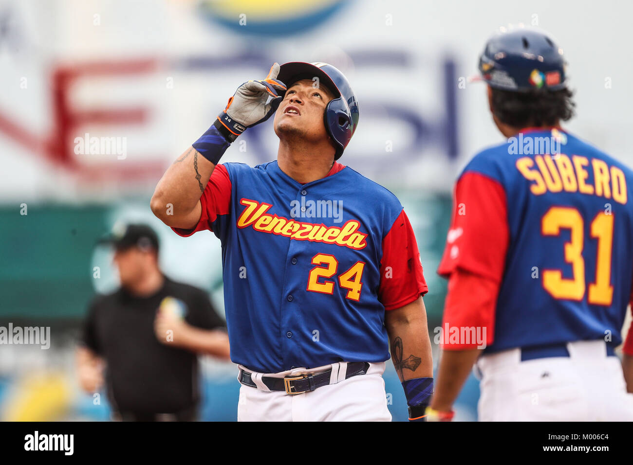 Miguel Cabrera de Venezuela en su primer turno al bat del primer inning es puesto, duranti el World Baseball Classic en estadio Charros de Jalisco en Guadalajara, Jalisco, Messico. Marzo 10, 2017. (Foto/Luis Gutierrez) Aspetti prima di Puerto Rico, per la partita contro il Venezuela durante il World Baseball Classic con Charros de lo Stadio Jalisco di Guadalajara, Jalisco, Messico. Marzo 10, 2017. (Foto/Luis Gutierrez) Foto Stock