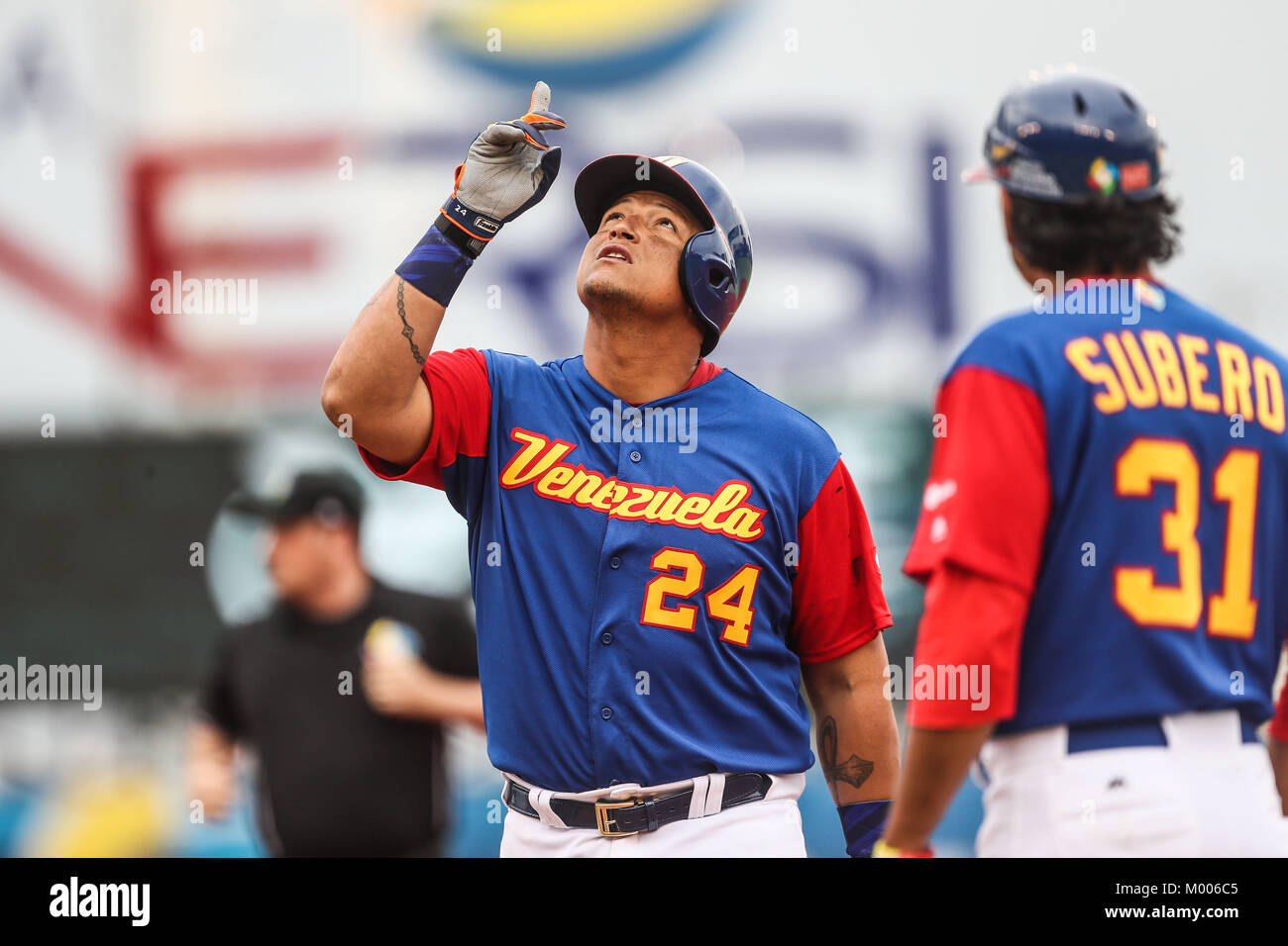 Miguel Cabrera de Venezuela en su primer turno al bat del primer inning es puesto, duranti el World Baseball Classic en estadio Charros de Jalisco en Guadalajara, Jalisco, Messico. Marzo 10, 2017. (Foto/Luis Gutierrez) Aspetti prima di Puerto Rico, per la partita contro il Venezuela durante il World Baseball Classic con Charros de lo Stadio Jalisco di Guadalajara, Jalisco, Messico. Marzo 10, 2017. (Foto/Luis Gutierrez) Foto Stock
