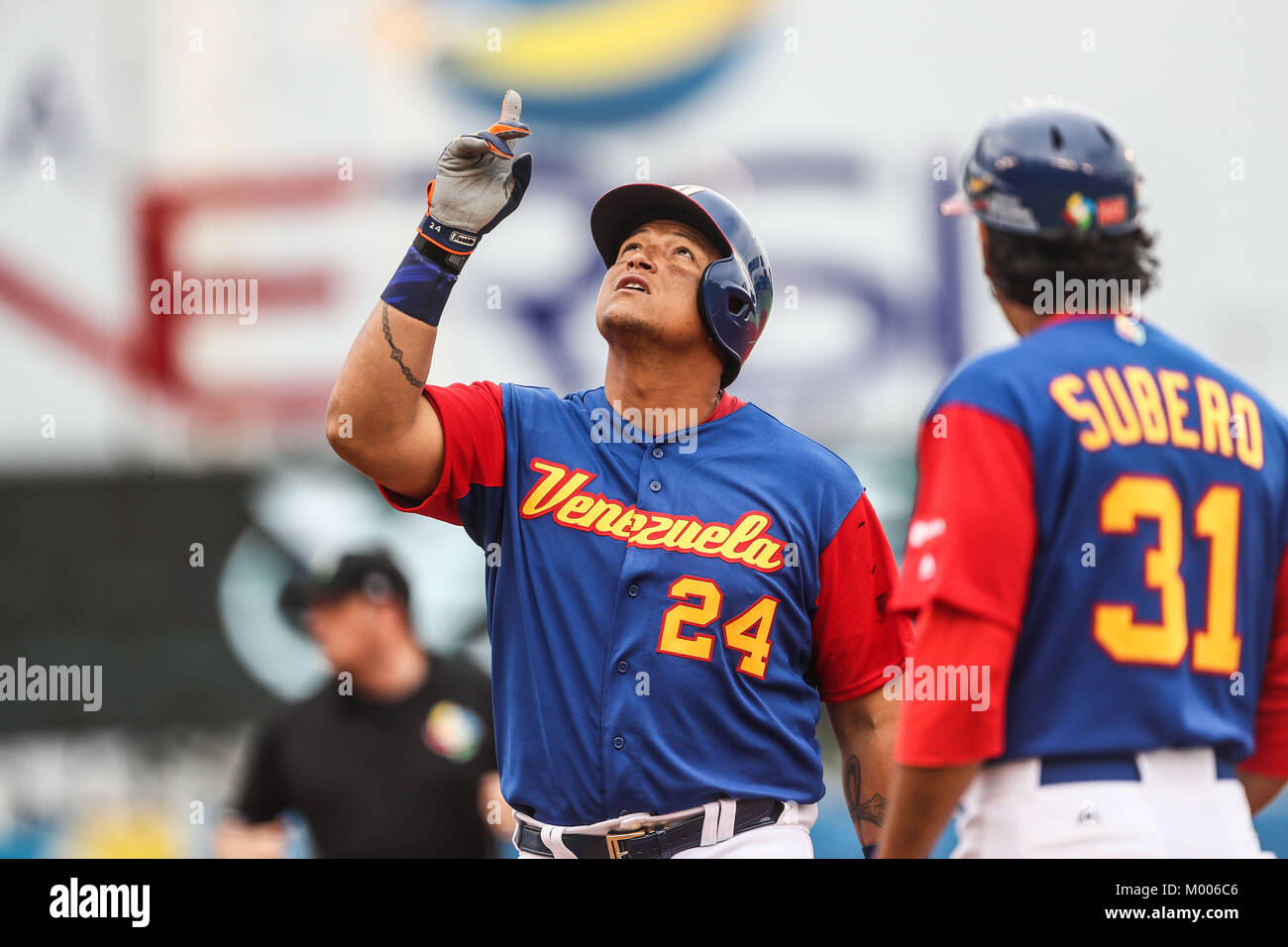 Miguel Cabrera de Venezuela en su primer turno al bat del primer inning es puesto, duranti el World Baseball Classic en estadio Charros de Jalisco en Guadalajara, Jalisco, Messico. Marzo 10, 2017. (Foto/Luis Gutierrez) Aspetti prima di Puerto Rico, per la partita contro il Venezuela durante il World Baseball Classic con Charros de lo Stadio Jalisco di Guadalajara, Jalisco, Messico. Marzo 10, 2017. (Foto/Luis Gutierrez) Foto Stock