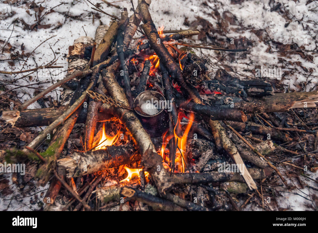 Un piccolo caffè turco pot in un accampamento su te la neve in una foresta di inverno Foto Stock