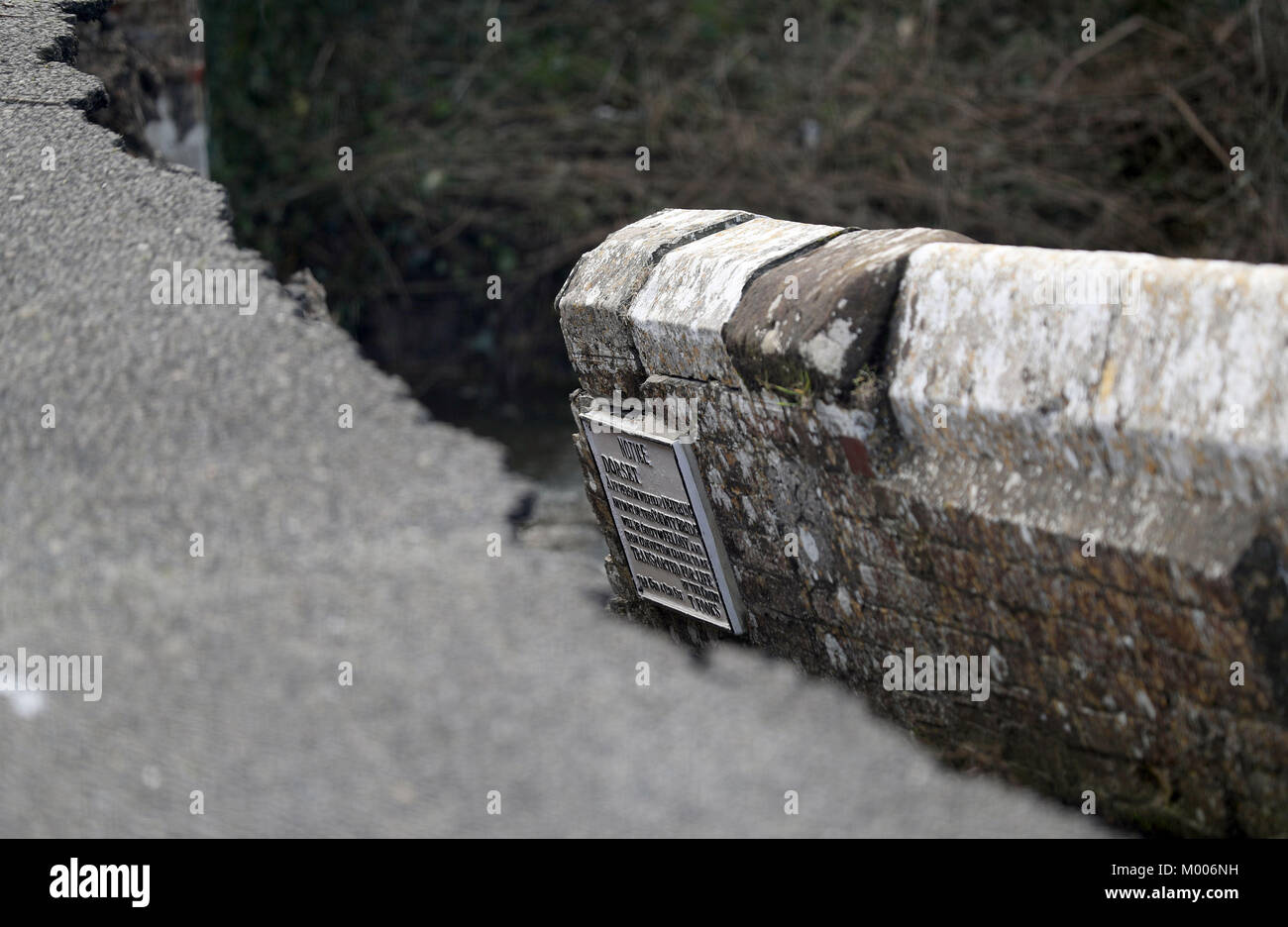 Una targa sul danneggiato lana vecchio ponte sul fiume Frome in lana, Dorset, il quale avverte che "qualsiasi persona volontariamente il ferimento di una qualsiasi parte di questa contea bridge sarà colpevole del reato e alla convinzione suscettibili di essere trasportati per la vita dai giudici." Il Elizabethan ponte che presenti nel Thomas Hardy romanzo Tess dei D'Urbervilles, parzialmente crollata a seguito dei recenti intemperie. Foto Stock