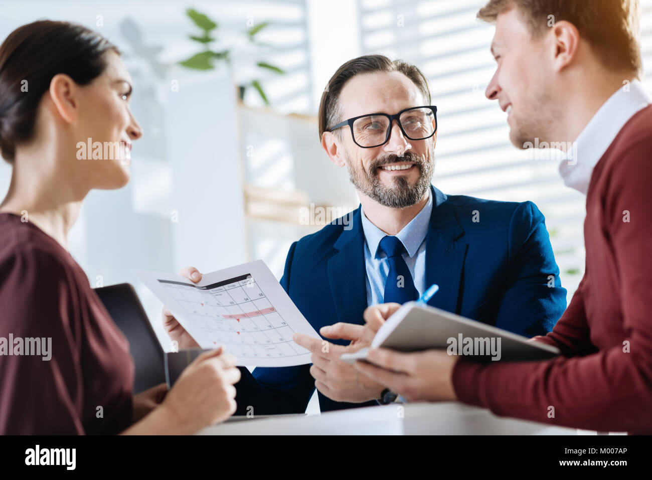 Allegro tre colleghi creazione di business plan Foto Stock