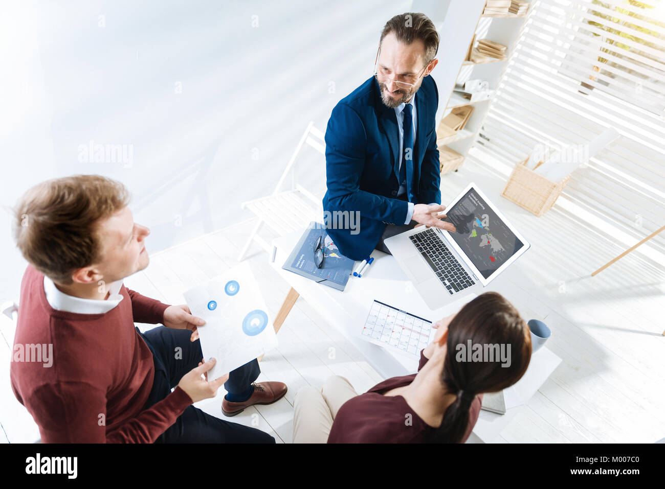Lieto di tre colleghi per condividere pensieri Foto Stock