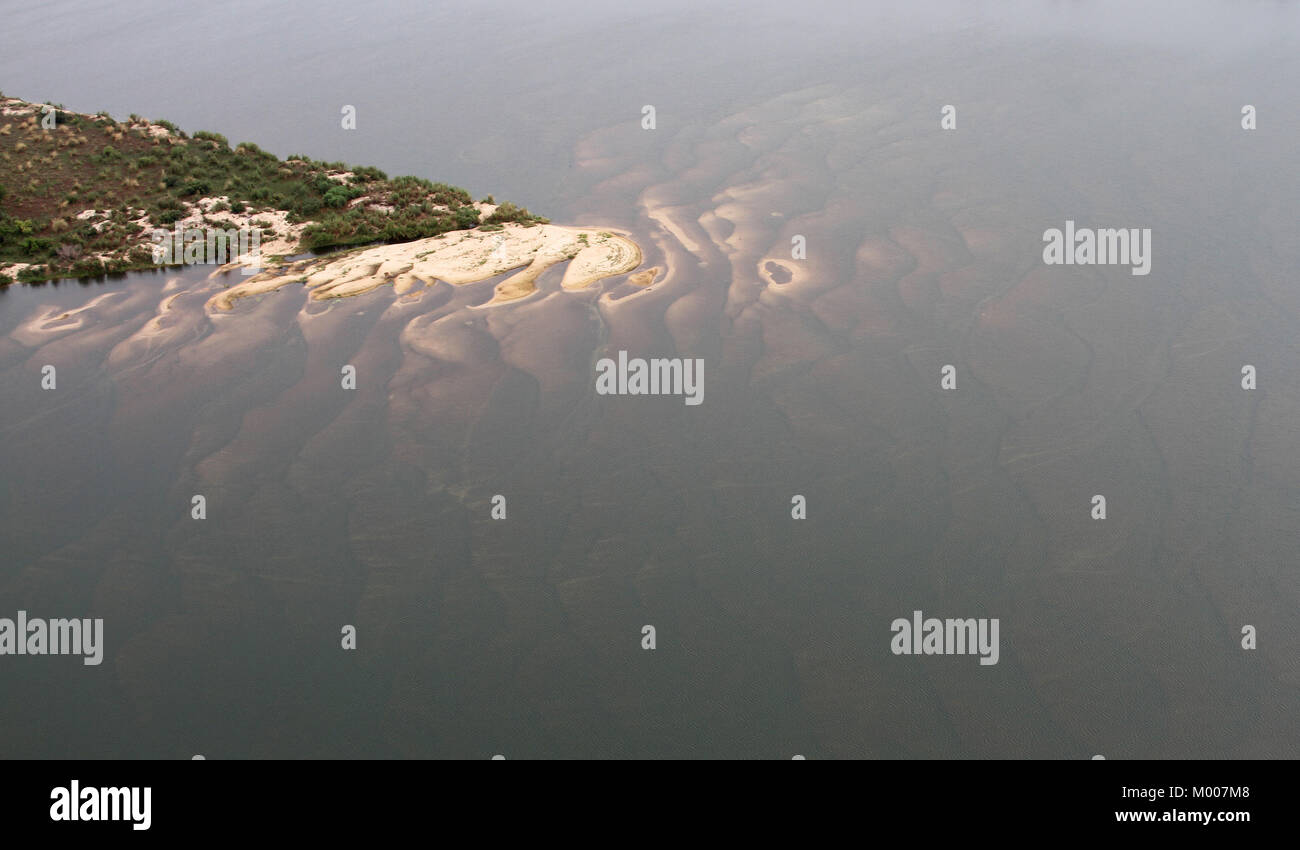 Vista aerea di punta di una piccola isola sul fiume Zambesi che separa lo Zambia dallo Zimbabwe, Mosi-Oa-Tunya, Victoria Falls, Zimbabwe. Foto Stock