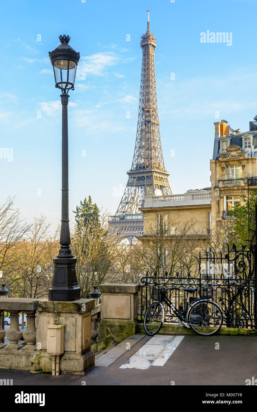 Vista della Torre Eiffel a partire da un piccolo dead-end street di Chaillot collina in un assolato pomeriggio d'inverno. Foto Stock
