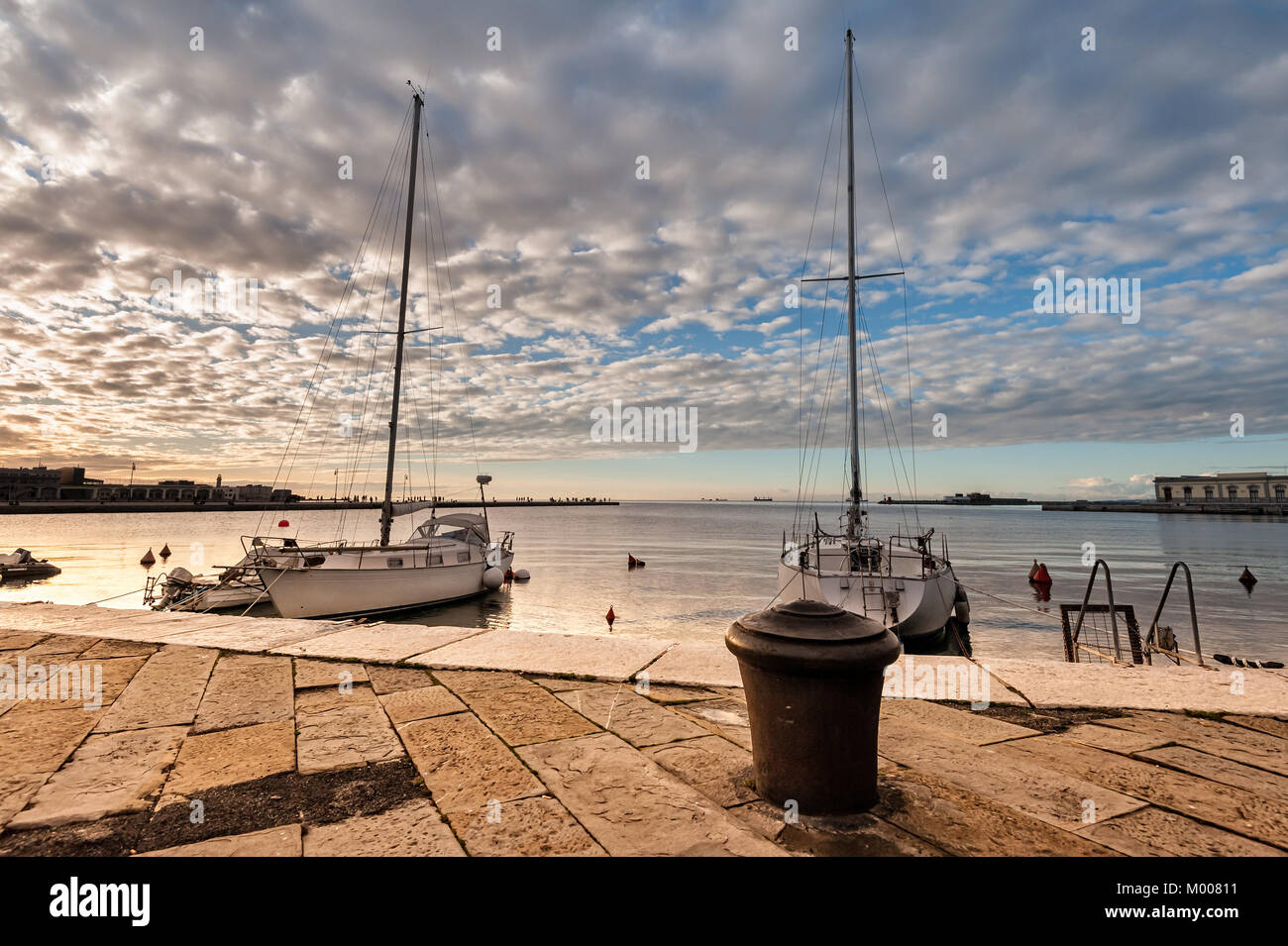 Imbarcazioni da diporto attraccare in porto con bollard. Foto Stock