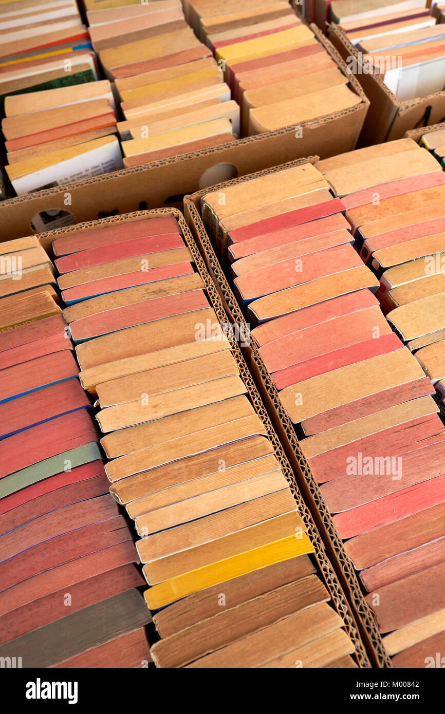 Di seconda mano libri in brossura per la vendita su un mercato in stallo. Foto Stock